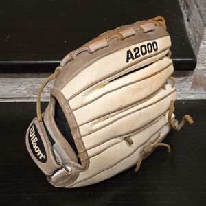 Wilson A2000 Cream and Tan Glove